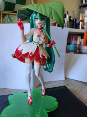Anime figure like new with removable hair buns, base, and umbrella