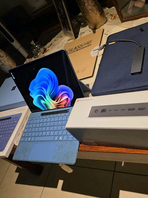 Microsoft Surface Pro 11 13" 120Hz OLED сензорен екран, Snapdragon X Elite, 16GB RAM, 2TB SSD, като нов