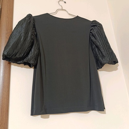 Top black with puff sleeves like new, one size