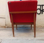 Πολυθρόνα δεκαετίας 60 μεταχειρισμένη με φθορές σε βερνίκι και ταπετσαρία