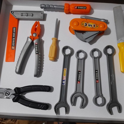 Children's tool set like new with 95 pcs and carrying case