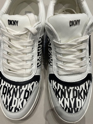 DKNY δερμάτινα γυναικεία sneakers 38,5 σαν καινούργια, μαύρο και άσπρο