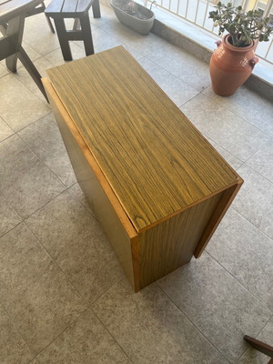 Folding dining table like new, compact and sturdy