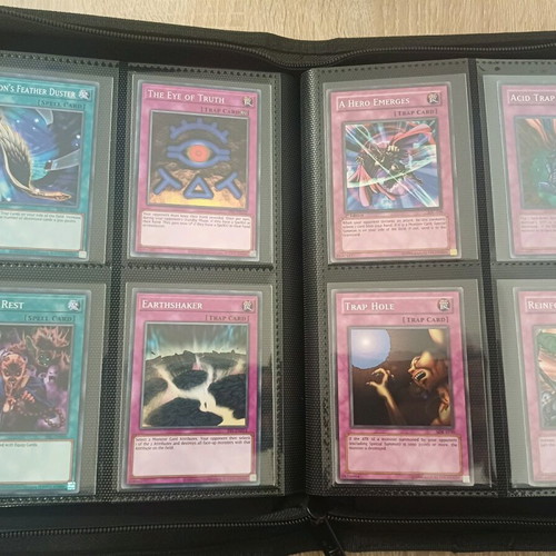 Yu-Gi Oh! Binder 1/2 like new with 68 -  74,90 - Vendora.cy
