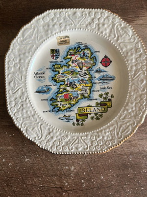 Vintage Carrigcraft decorative plate with 24KT gold trim and Ireland map like new