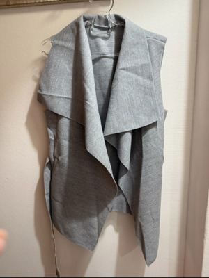 Sleeveless coat like new, gray with pockets and belt