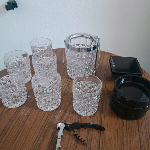 Drink set like new with 6 glasses, ice bucket, ashtrays and opener