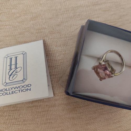 De Agostini Collectible Ring with Pink Stone like new