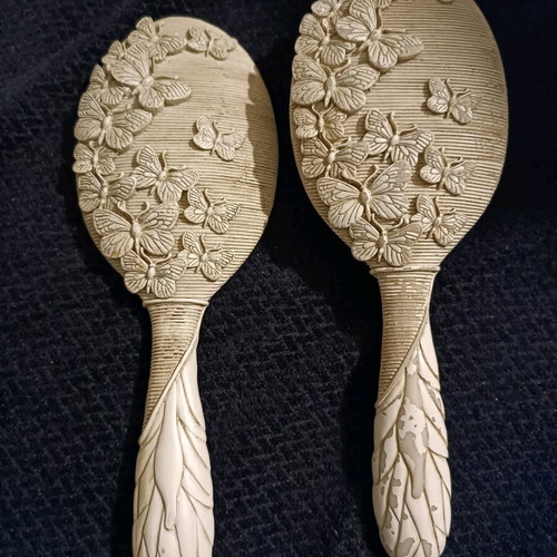 Mirror and comb set used with wear