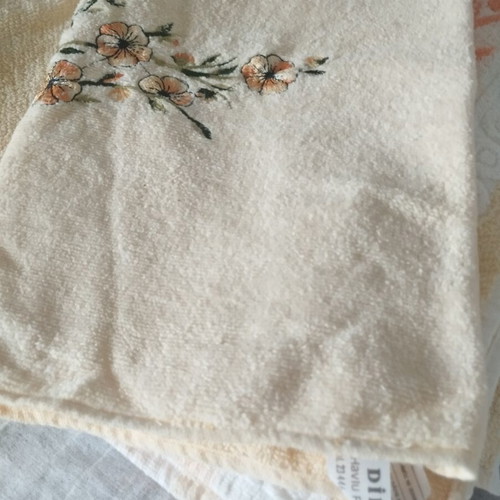Towel set 3 pieces, like new, cream with floral embroidery