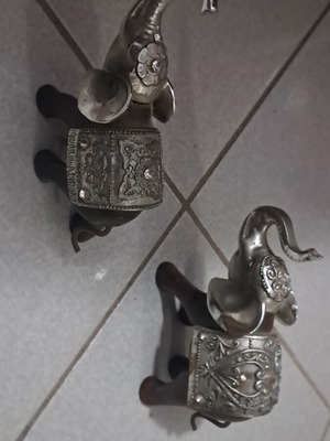 Decorative elephant figurines like new, set of two