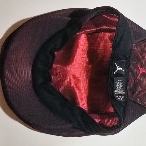 Air Jordan Vintage 90s beret like new, red and black