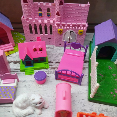 Doll houses and accessories used, pack