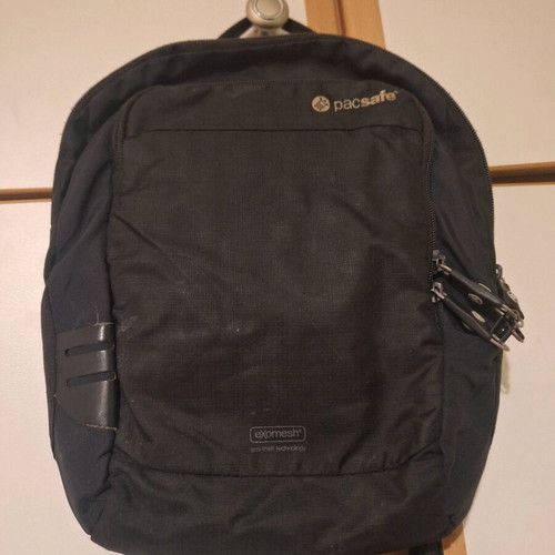 Pacsafe men's bag used with antitheft and RFID protection