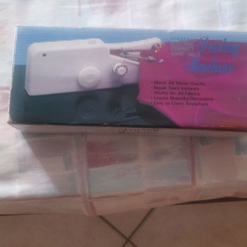 Handheld sewing machine used with batteries works normally