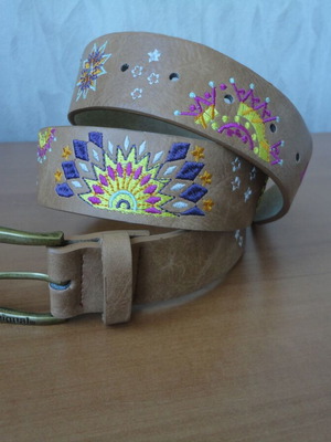 Desigual beige belt like new with colorful embroidery size 90
