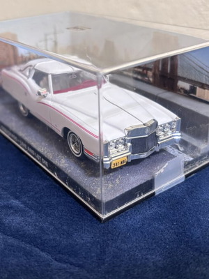 Corvorado 1/43 model car used from 007 series with scratches on display case