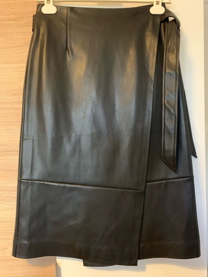 Monki black wrap skirt made of faux leather new, size small