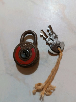Decorative old-style padlock used, 4 cm length, not working