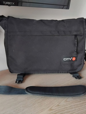 Lyc Sac City Strappy messenger shoulder bag, black