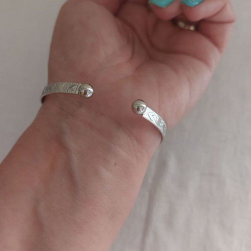Bracelet made of stainless steel like new, thin and lightweight, silver