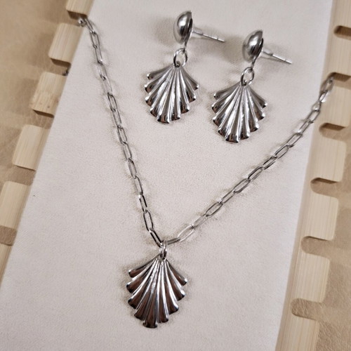 Steel necklace and earrings set with shell pendant, silver tone