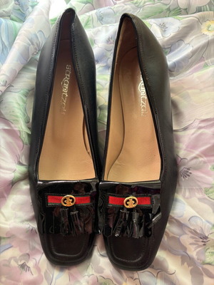 Anatomical shoes like new with genuine leather and patent detail