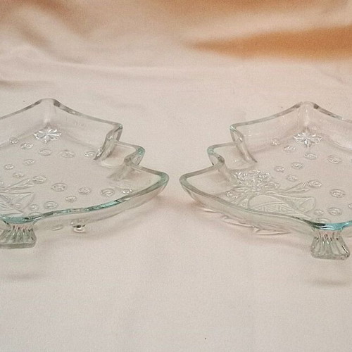 Glass Christmas tree plates set of 2 like new