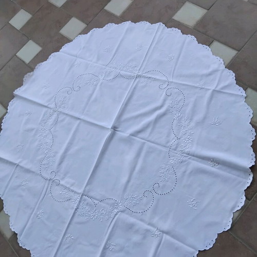 Rotonda set with hand-embroidered napkins like new