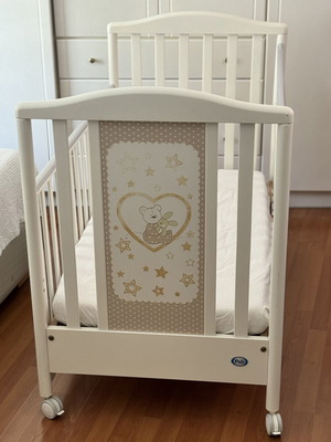 Baby cot like new, barely used