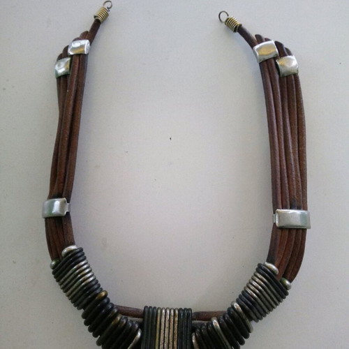 Leather choker necklace like new with bronze and metal details brown