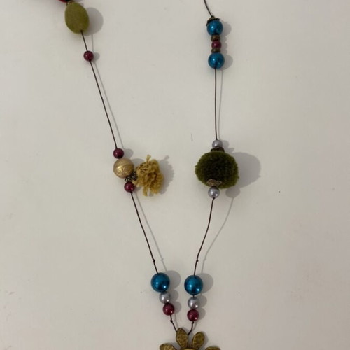 Handmade daisy necklace like new