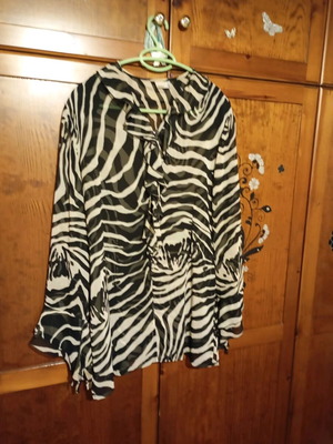 Women's shirt like new with v neckline and ruffles