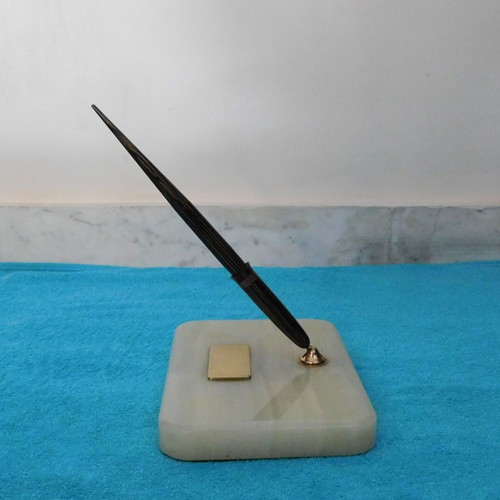 Sheaffer's Lifetime fountain pen used with 14K gold nib and onyx base