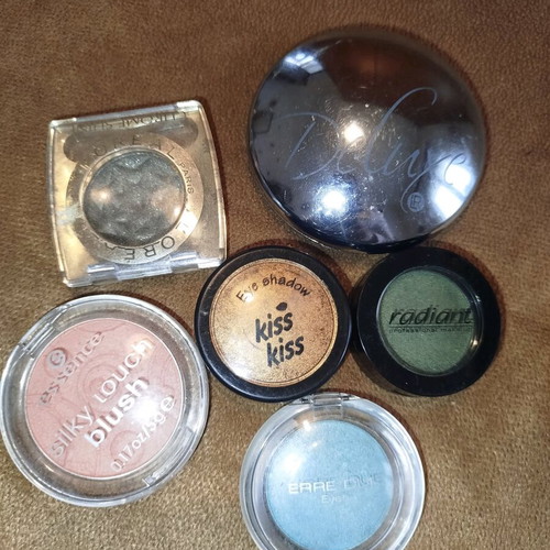 Eyeshadows slightly used with free blush gift