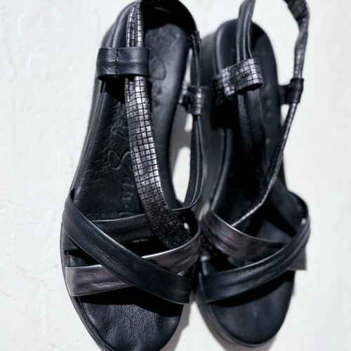Oh My Sandals women's platform sandals like new, black and silver