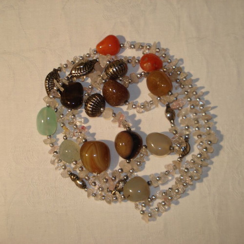 Long necklace with onyx stones in various colors 135cm like new