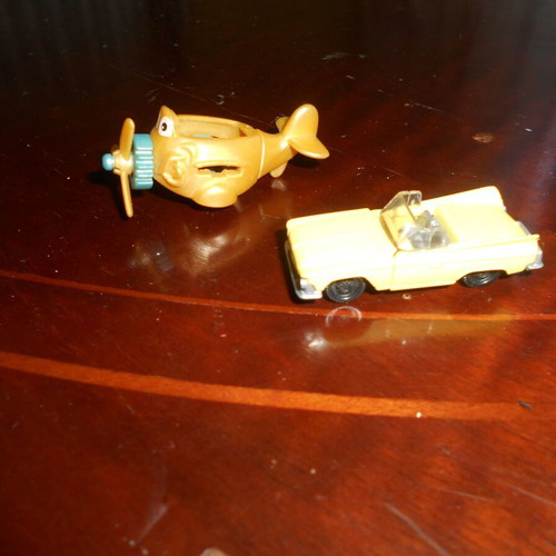 Toy car and airplane plastic miniatures used, size 5x2cm
