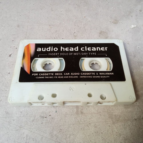 Audio head cleaner cassette used for cassette players
