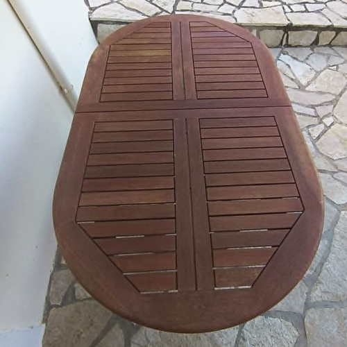 Wooden garden dining set like new with extendable table and 4 folding chairs