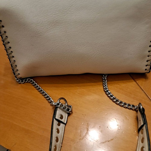 Vintage shoulder bag in very good condition with chain, white