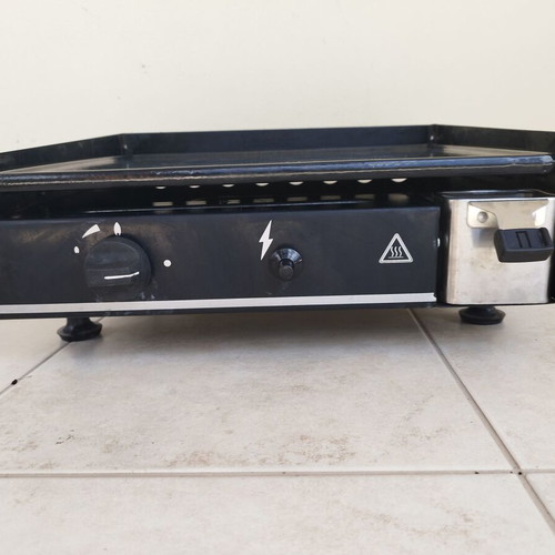 Cast iron griddle grill used with base and wheels