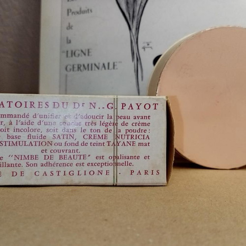 Vintage Nimbe De Beaute powder box like new, collectible