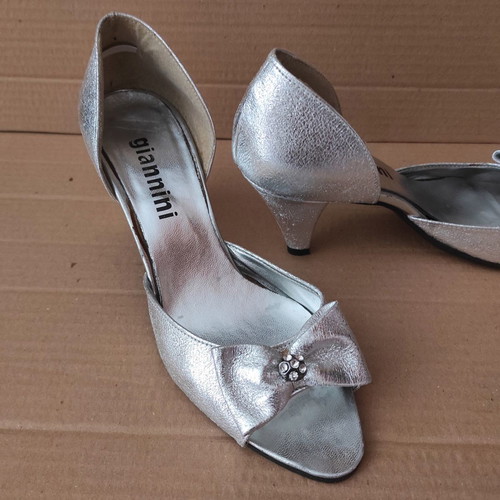 Giannini silver peep toe pumps used, size 37, with bow