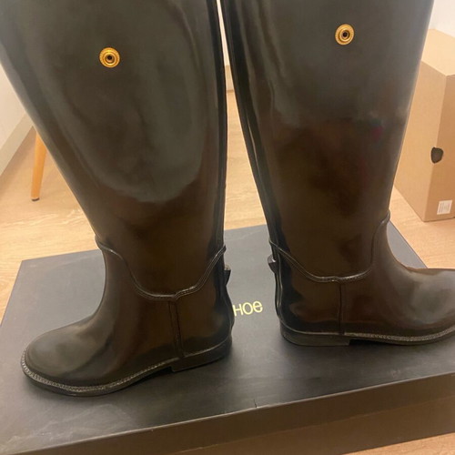 Feng Shoe boots size 36 like new, vinyl with decorative button