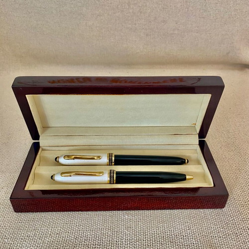 Pen and pencil set like new with wooden case and gold details