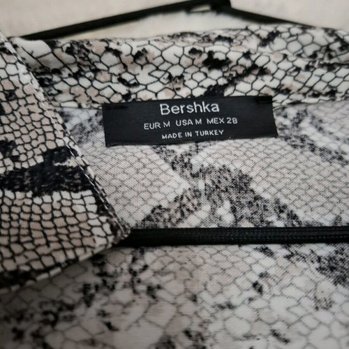 Bershka shirt short-sleeve with snake effect like new, size M