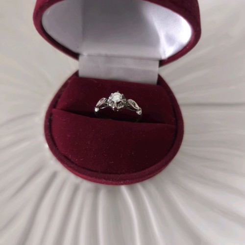 White gold 18k solitaire ring with 3 diamonds like new