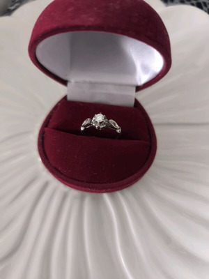 White gold 18k solitaire ring with 3 diamonds like new