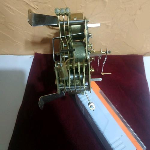 Wall clock mechanism like new with 6 hammers, gold color